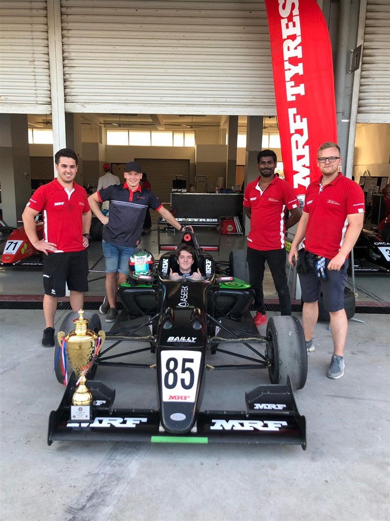Valdemar med sin drivers coach Benjamin Bailly, sin løbsingeniør og mekanikere foran pitgaragen
(Foto: Mikkel Jensen Racing)